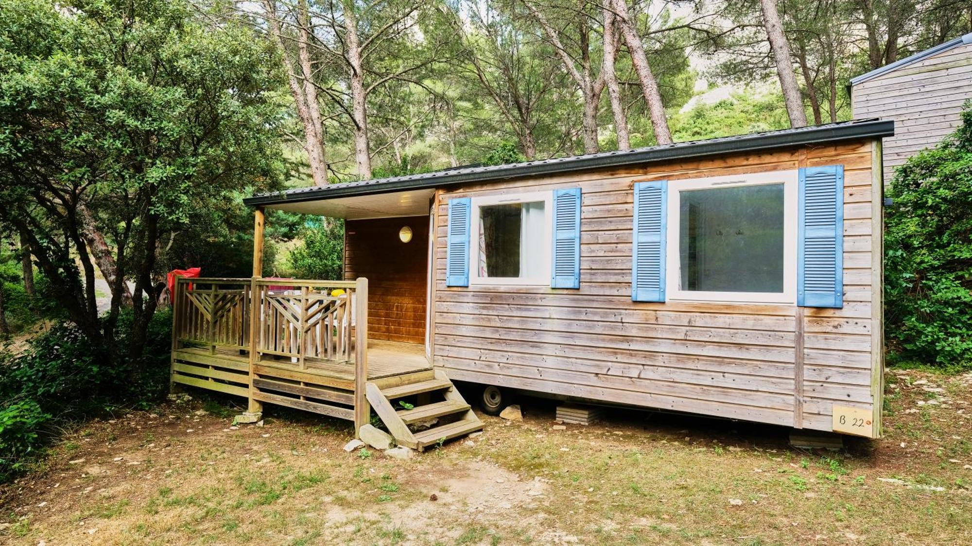 Camping De La Vallee Heureuse Orgon