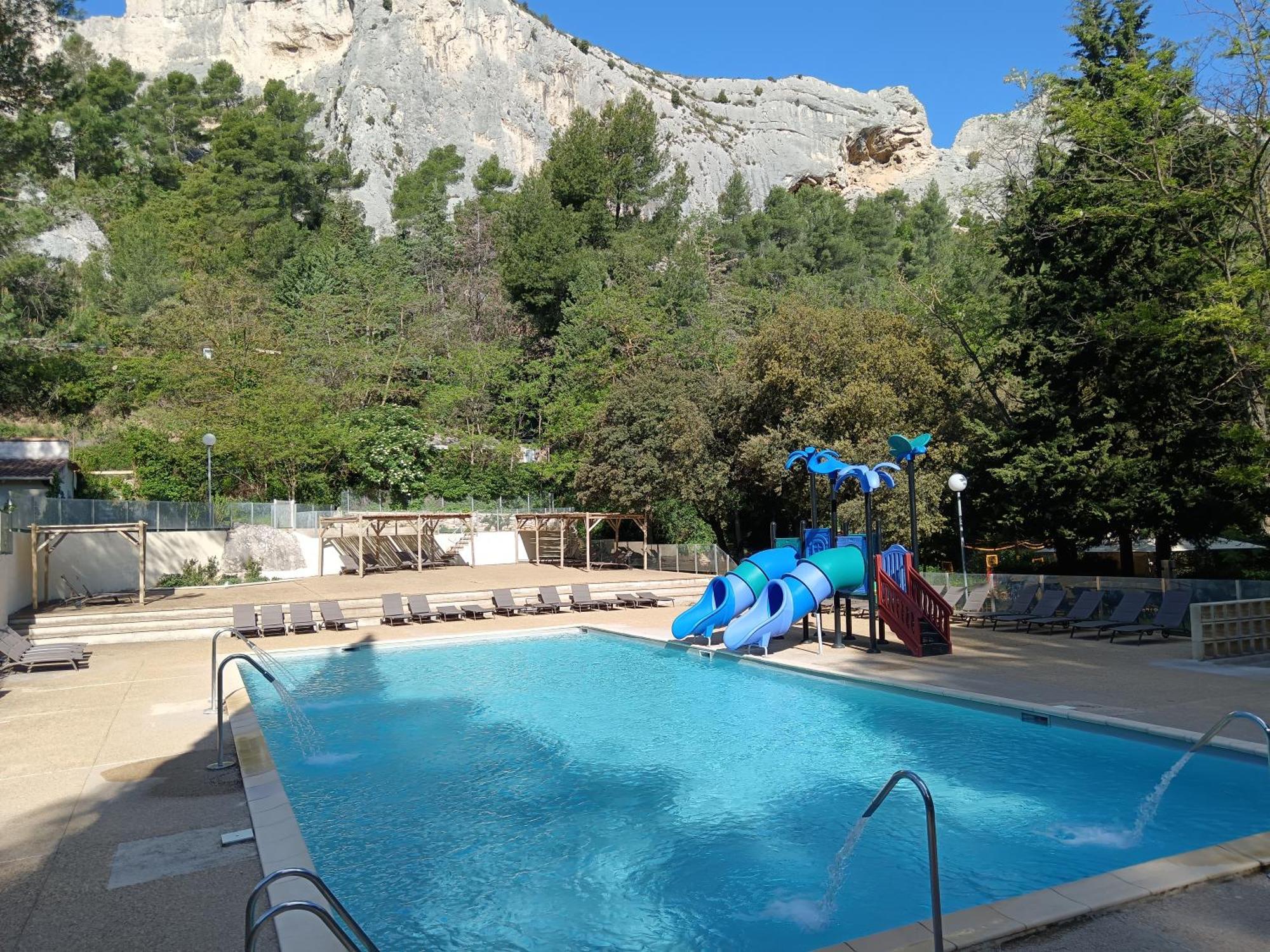 Camping De La Vallee Heureuse Campsite Orgon